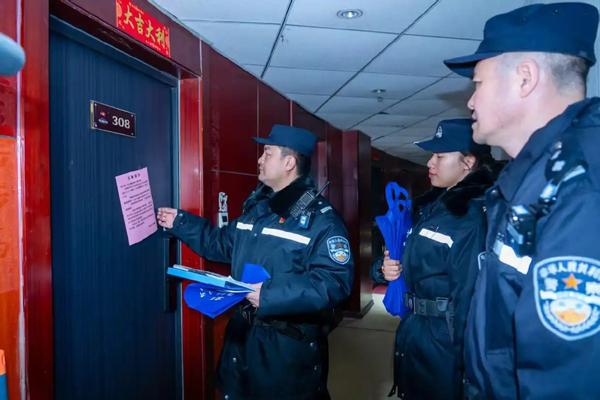 租房必登记，警方会同多部门集中清查违规出租房屋行为